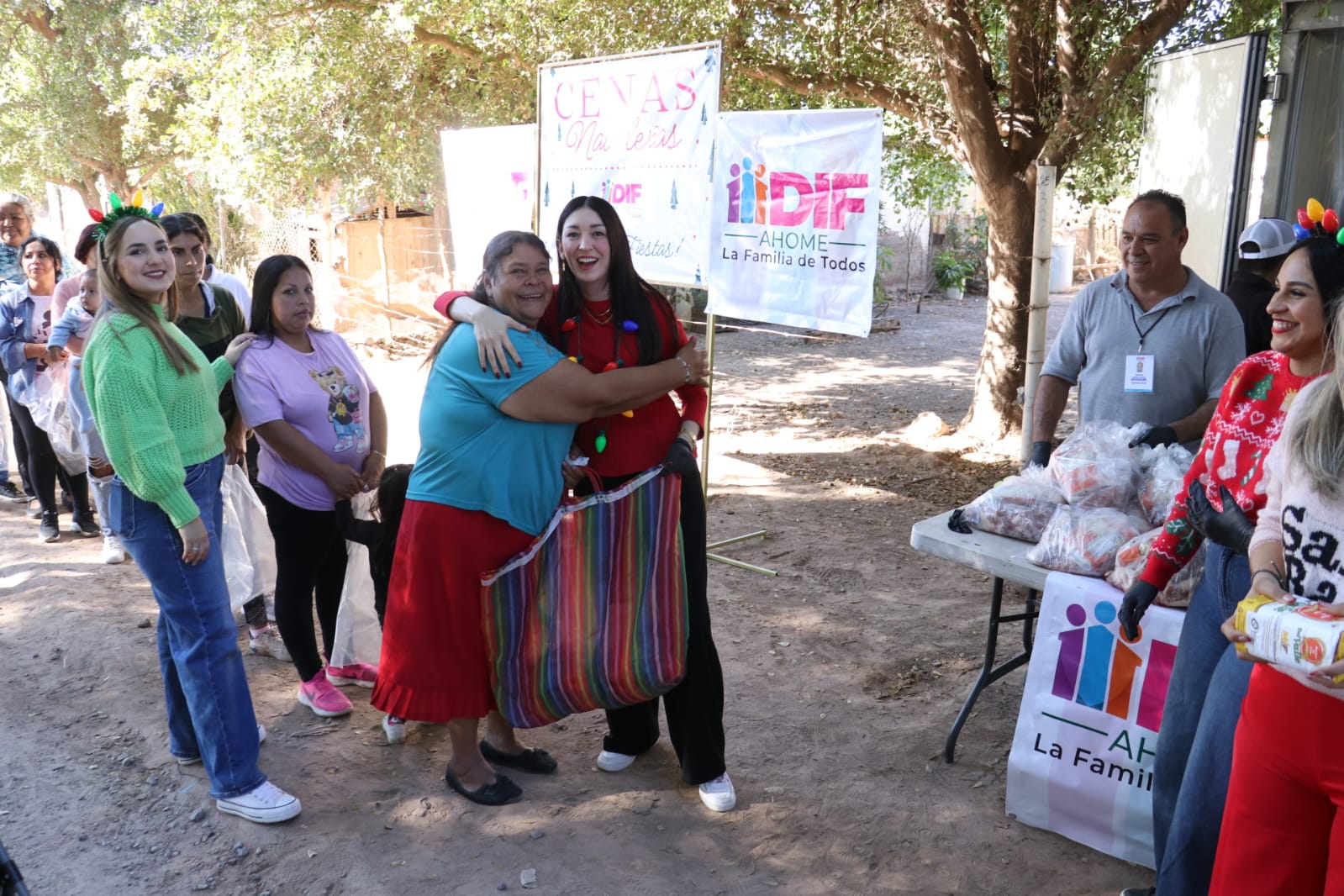 DIF Ahome entrega cenas navideñas en zonas vulnerables