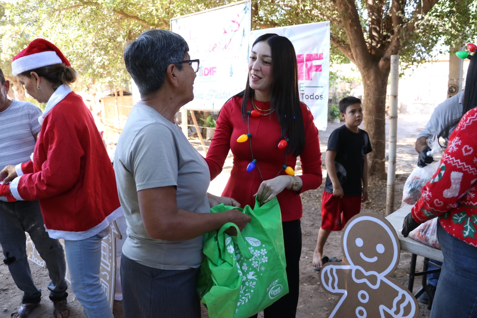 DIF Ahome entrega cenas navideñas en zonas vulnerables