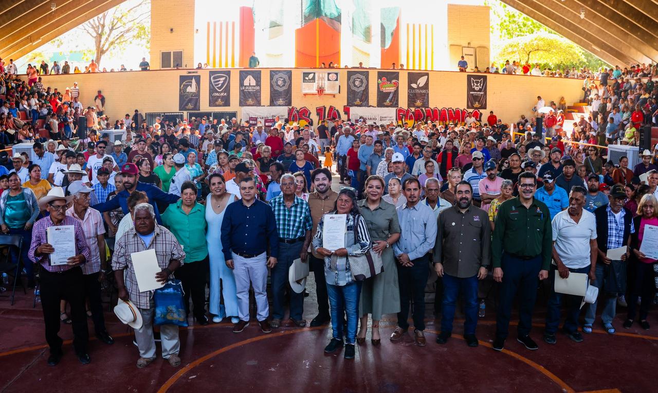 Entrega de títulos de propiedad en El Rosario, Sinaloa