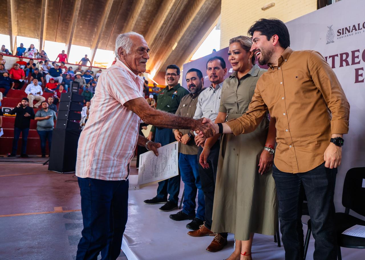 Entrega de títulos de propiedad en El Rosario, Sinaloa