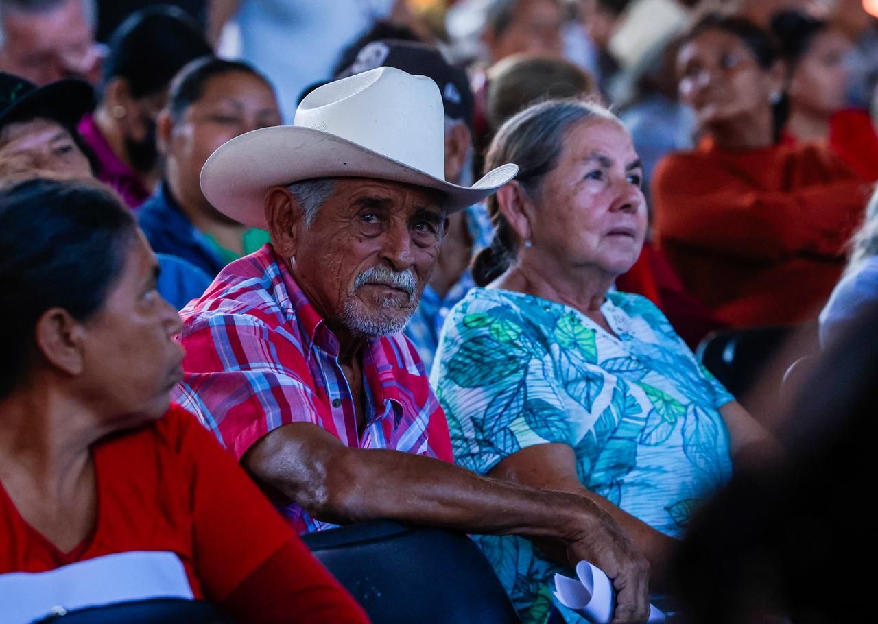 Entrega de títulos de propiedad en El Rosario, Sinaloa