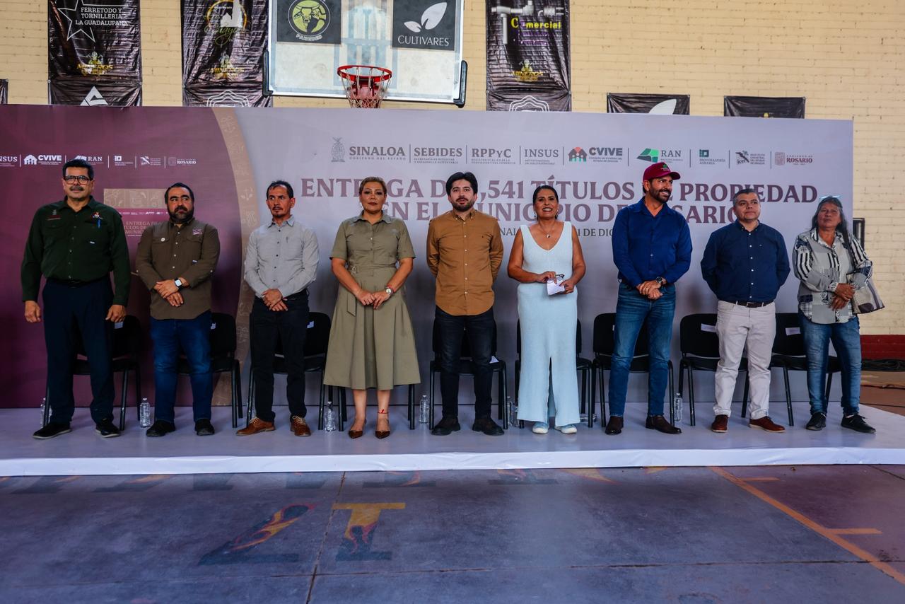 Entrega de títulos de propiedad en El Rosario, Sinaloa