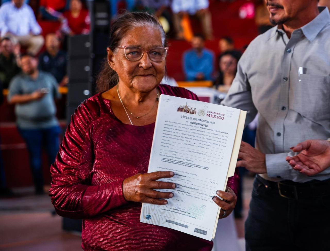 Entrega de títulos de propiedad en El Rosario, Sinaloa