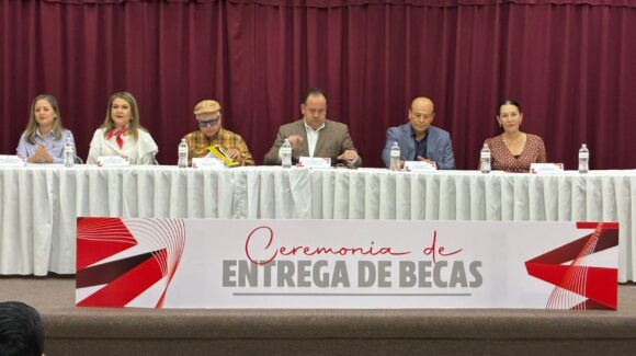 Entrega Patronato Pro-Educación de Ahome la segunda remesa de becas a estudiantes en Los Mochis, Sinaloa