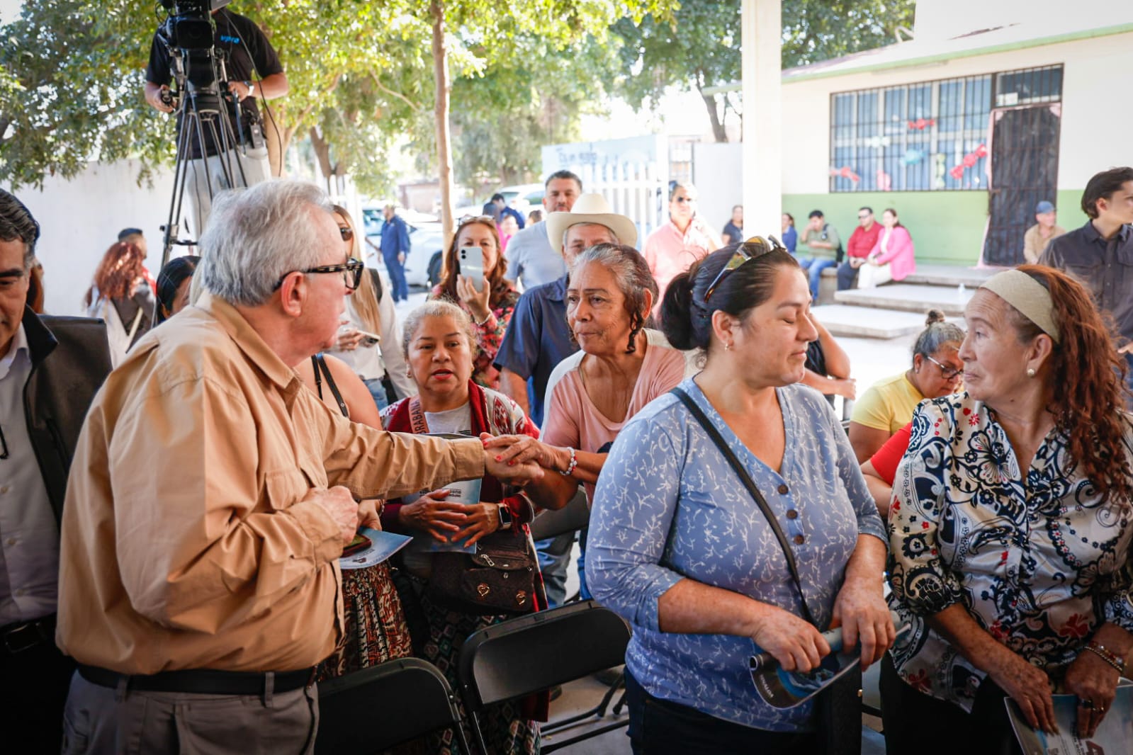 Entrega de títulos de propiedad a vecinos de El Ranchito, en Culiacán