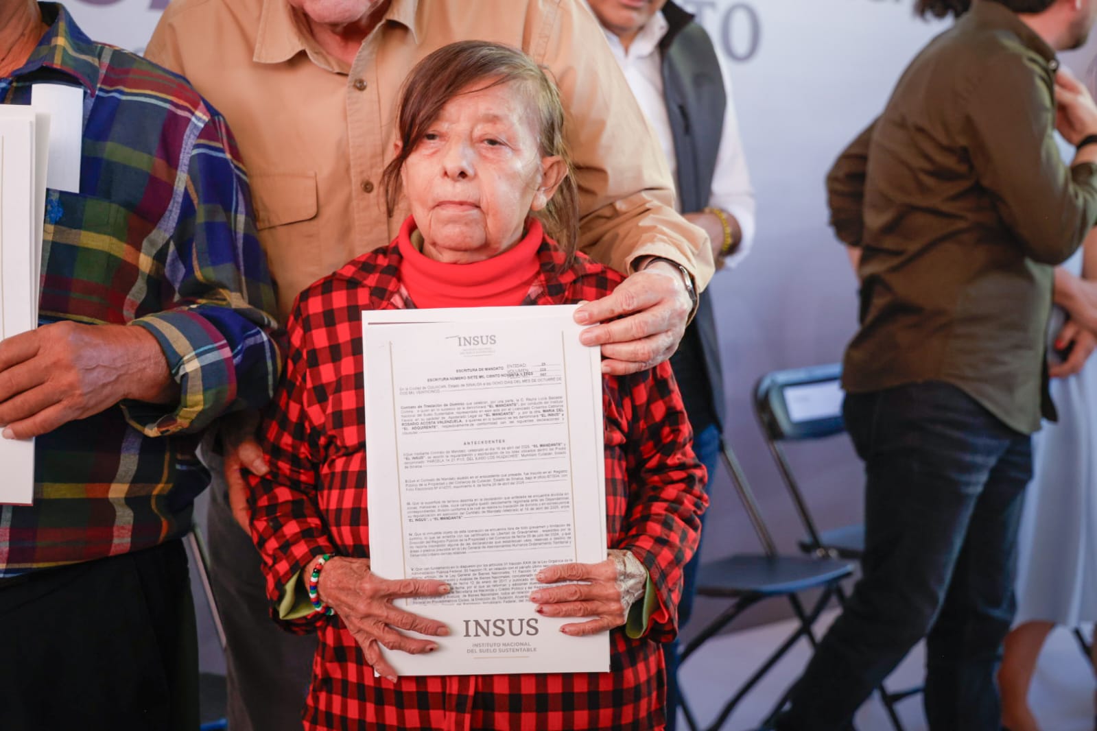 Entrega de títulos de propiedad a vecinos de El Ranchito, en Culiacán