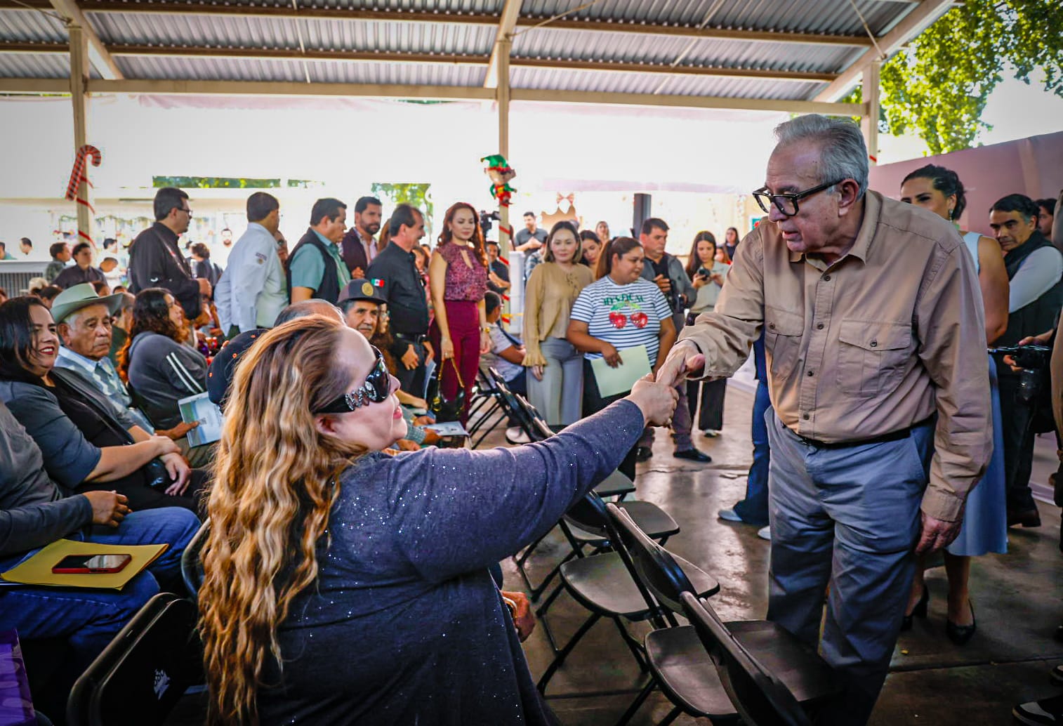 Entrega de títulos de propiedad a vecinos de El Ranchito, en Culiacán
