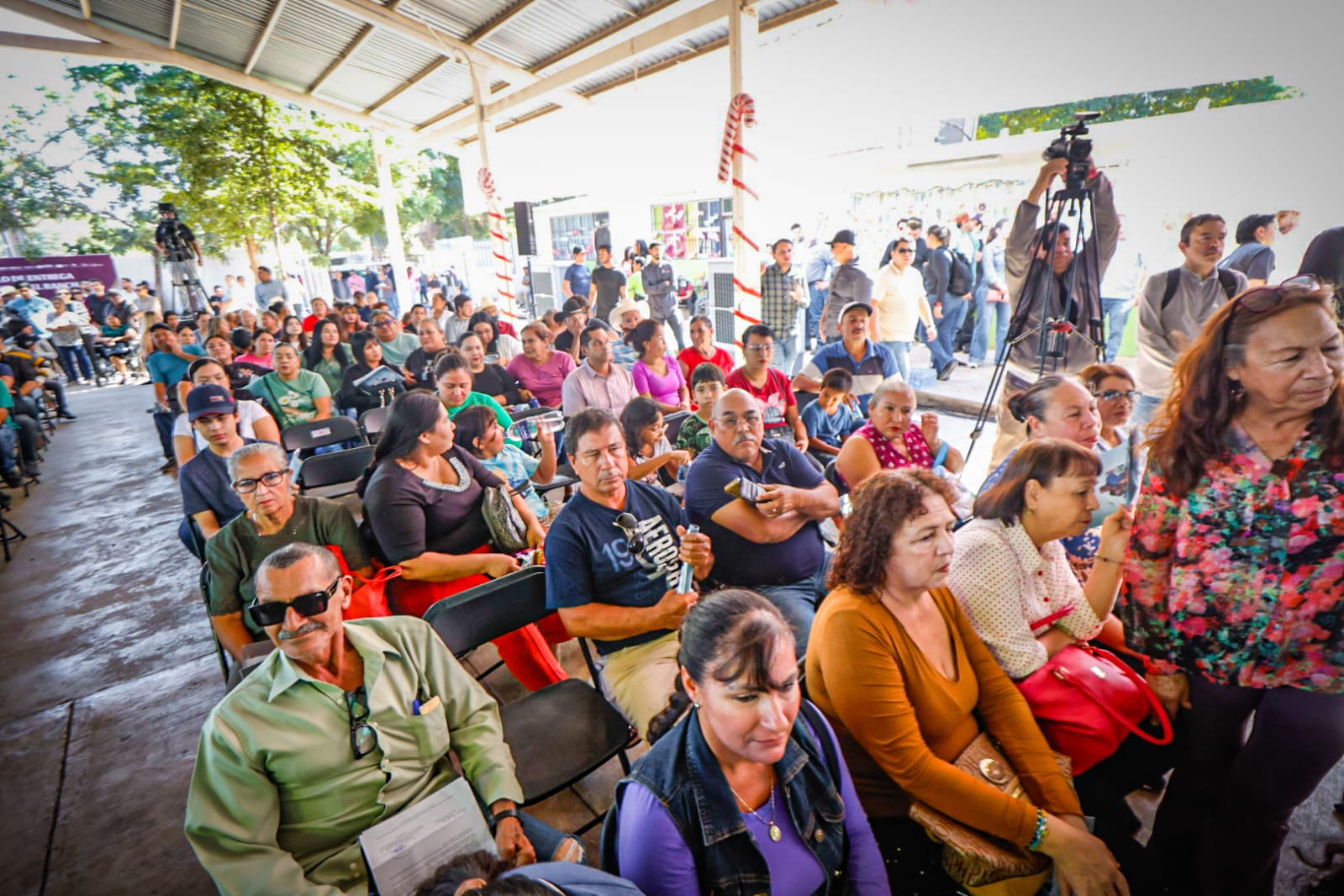 Entrega de títulos de propiedad a vecinos de El Ranchito, en Culiacán