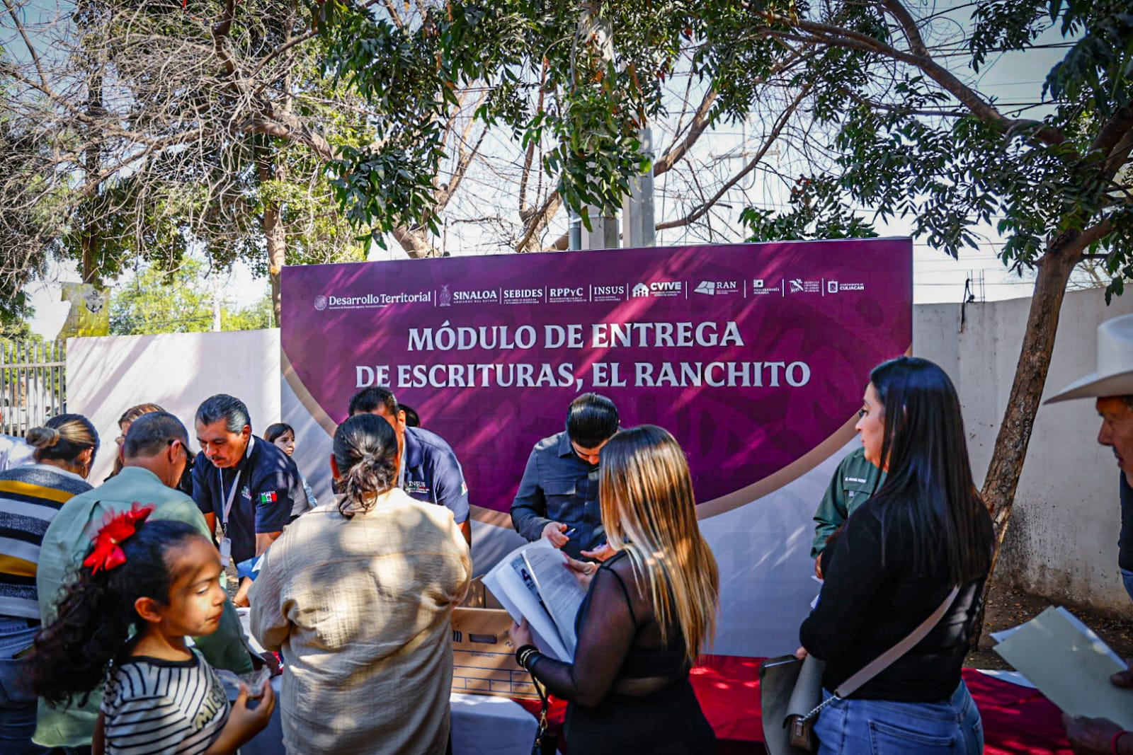 Entrega de títulos de propiedad a vecinos de El Ranchito, en Culiacán