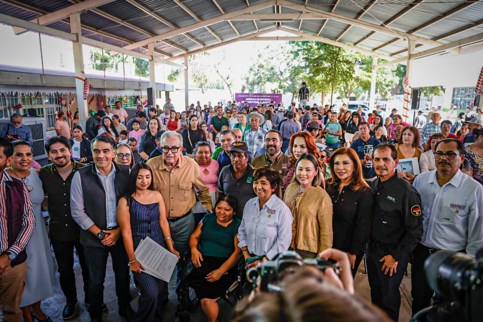 Entrega de títulos de propiedad a vecinos de El Ranchito, en Culiacán