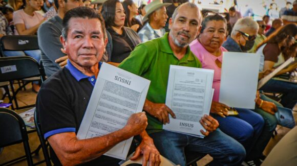 Certeza jurídica | Entrega Rocha 164 títulos de propiedad a vecinos de El Ranchito, en Culiacán, Sinaloa