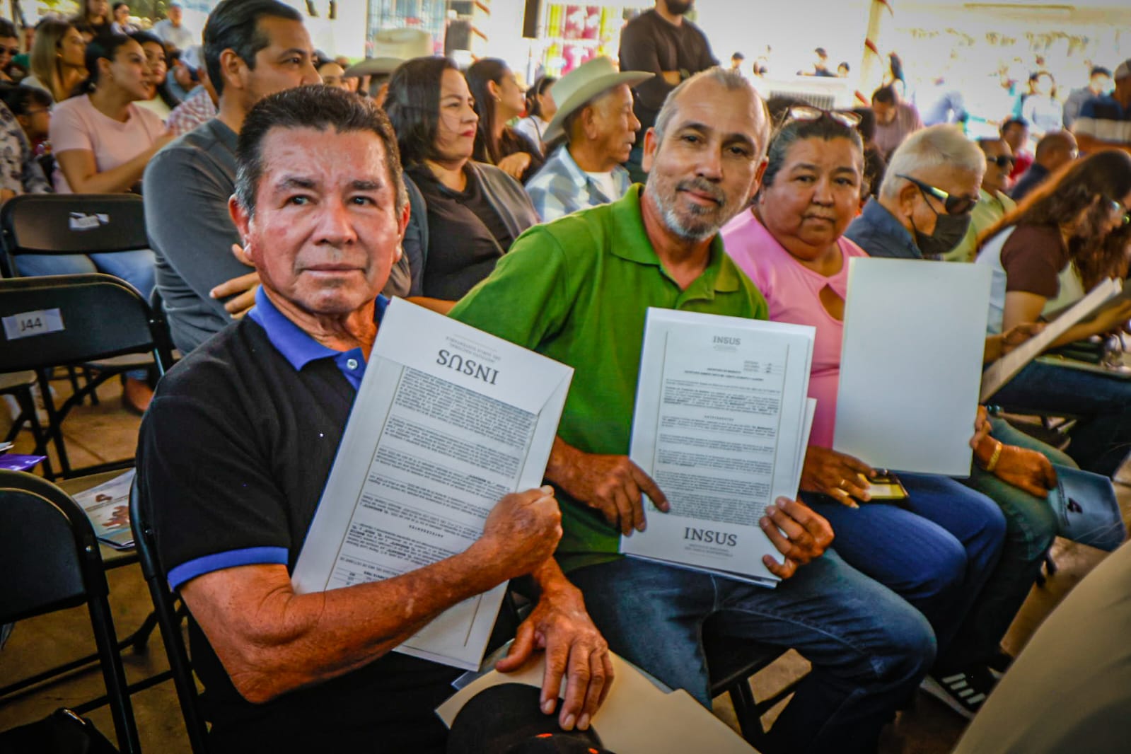 Entrega de títulos de propiedad a vecinos de El Ranchito, en Culiacán
