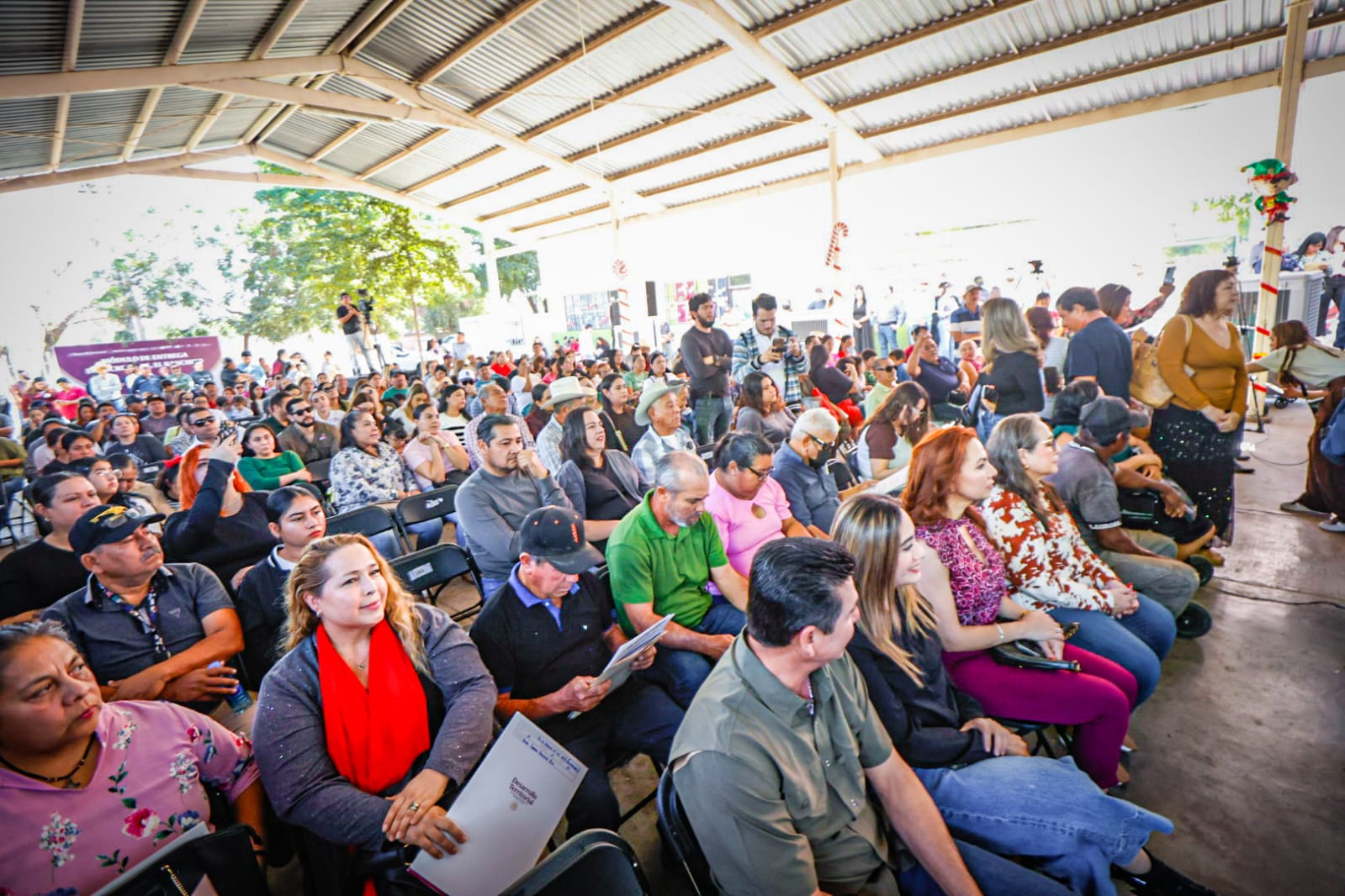 Entrega de títulos de propiedad a vecinos de El Ranchito, en Culiacán