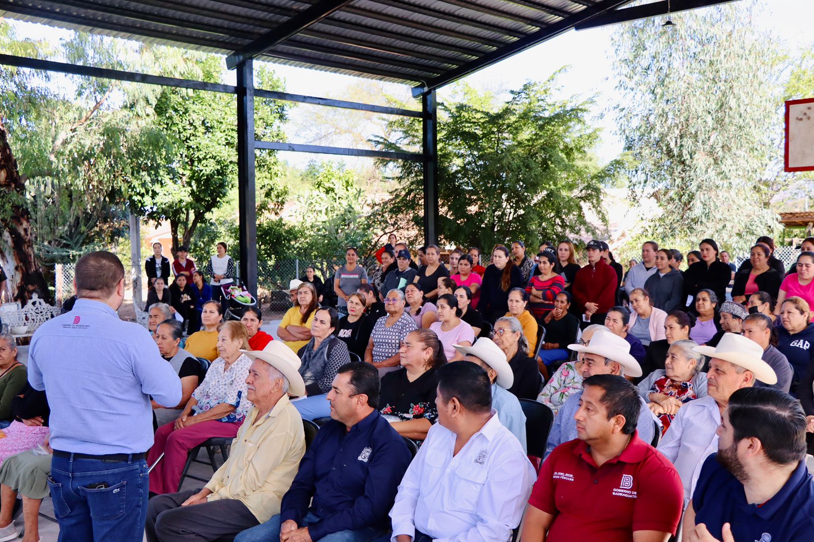 José Paz entrega apoyos alimenticios en Soyatita, Badiraguato