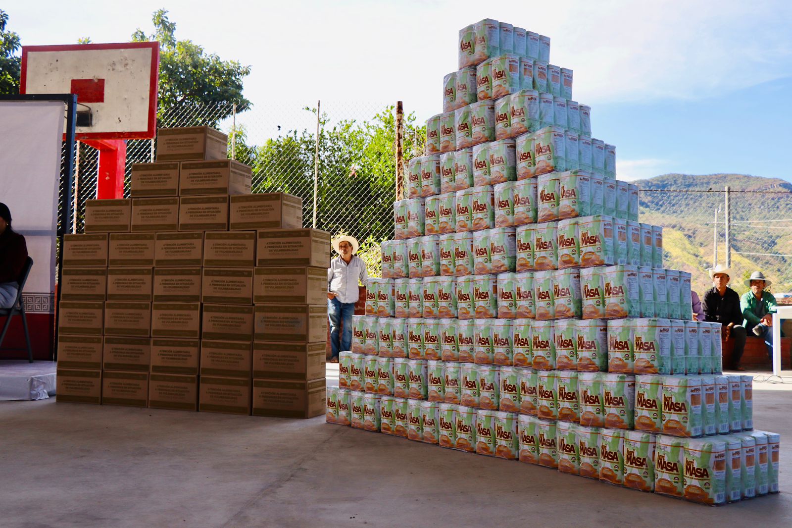 José Paz entrega apoyos alimenticios en Soyatita, Badiraguato