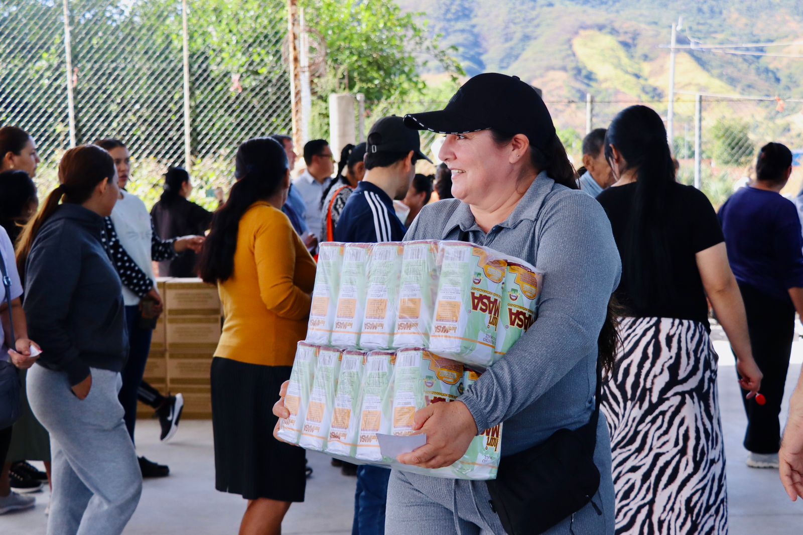 José Paz entrega apoyos alimenticios en Soyatita, Badiraguato