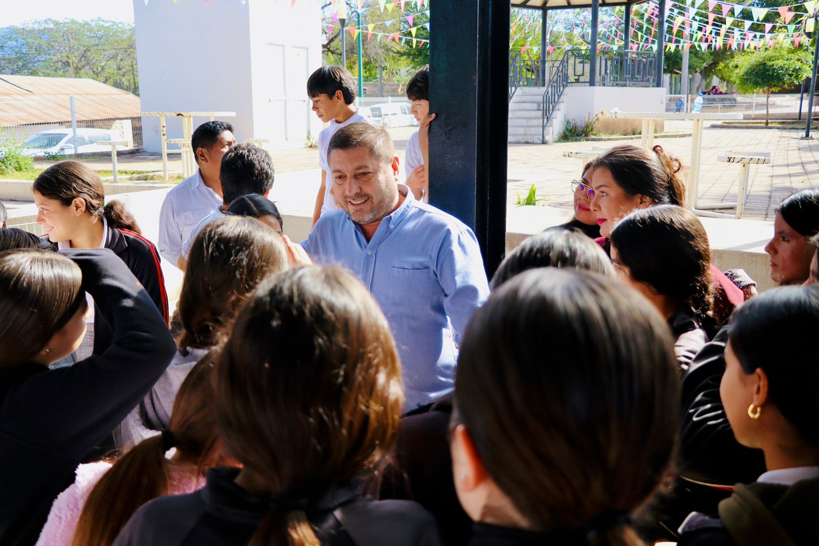 José Paz entrega apoyos alimenticios en Soyatita, Badiraguato