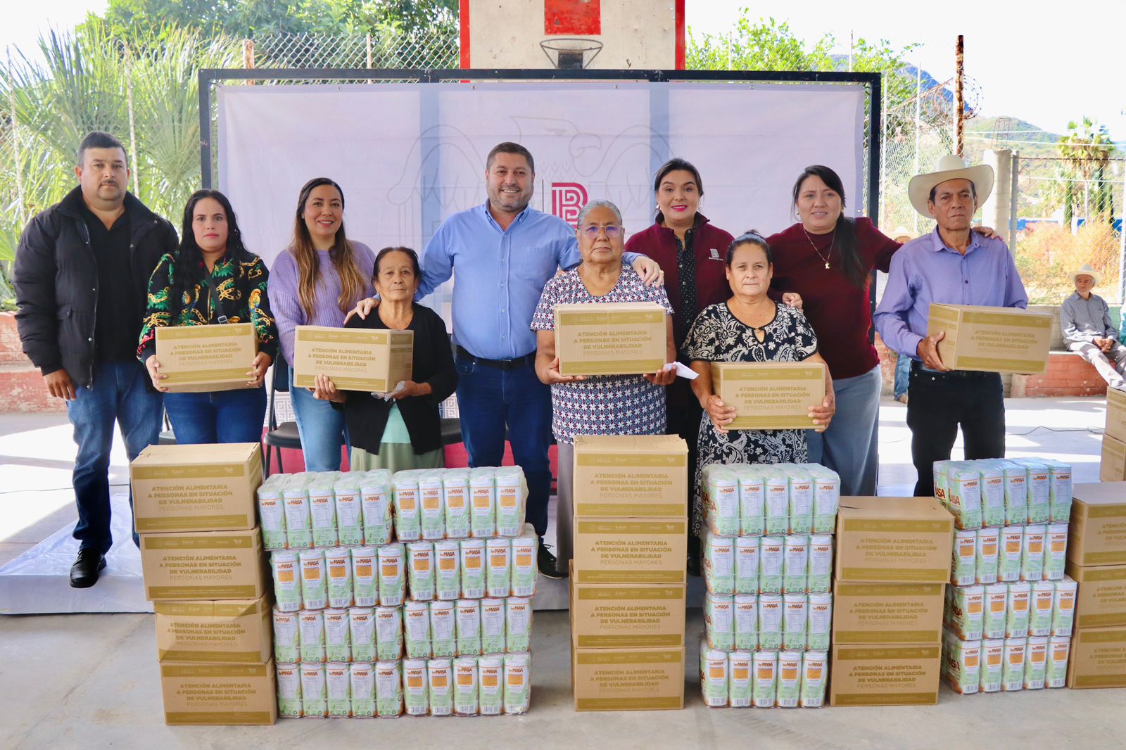 José Paz entrega apoyos alimenticios en Soyatita, Badiraguato
