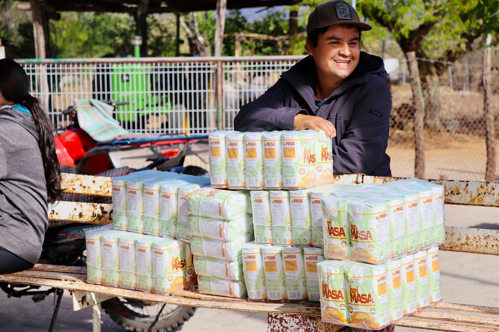 José Paz entrega apoyos alimenticios en Soyatita, Badiraguato