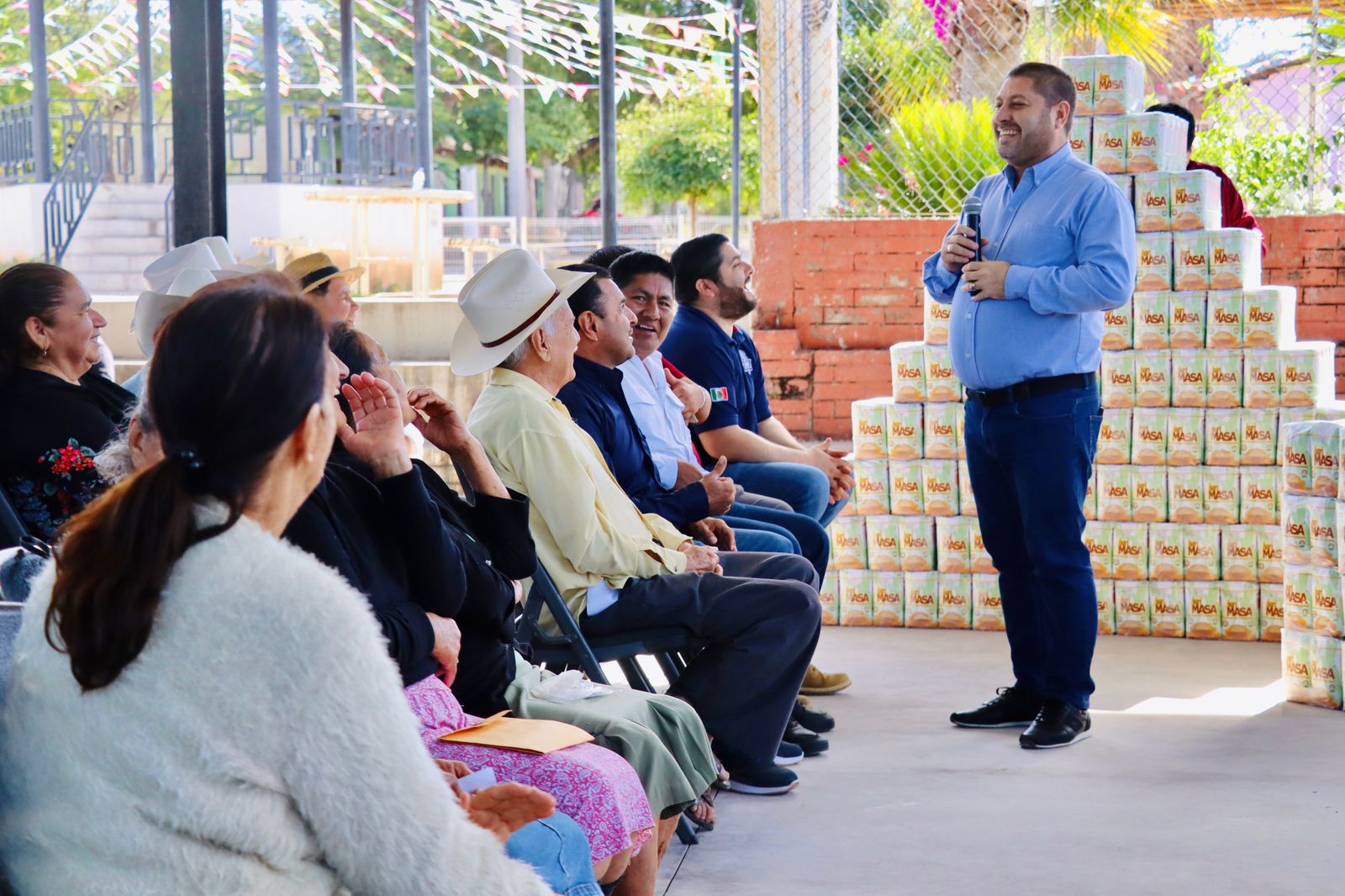 José Paz entrega apoyos alimenticios en Soyatita, Badiraguato