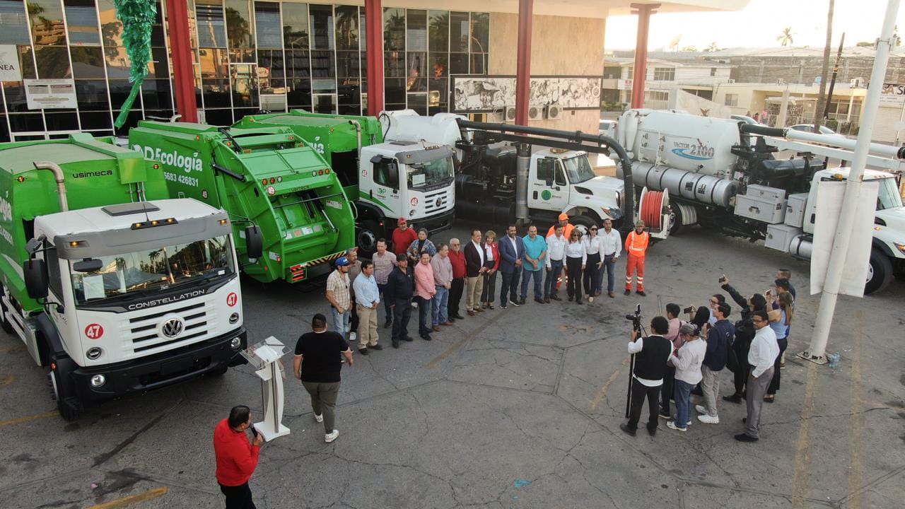 Entregan camiones recolectores de basura y vactors en Ahome
