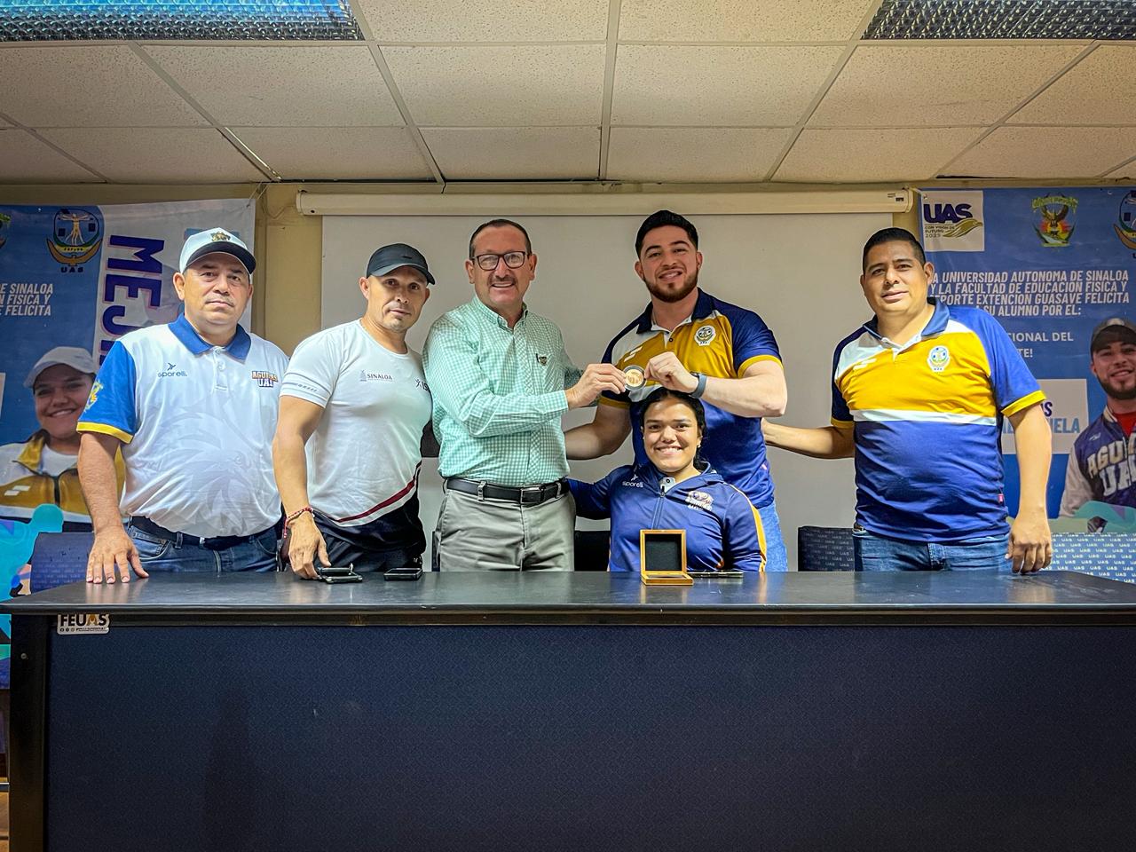 Entregan distinción a Luis Carlos López en Pauleth Mejía en Guasave