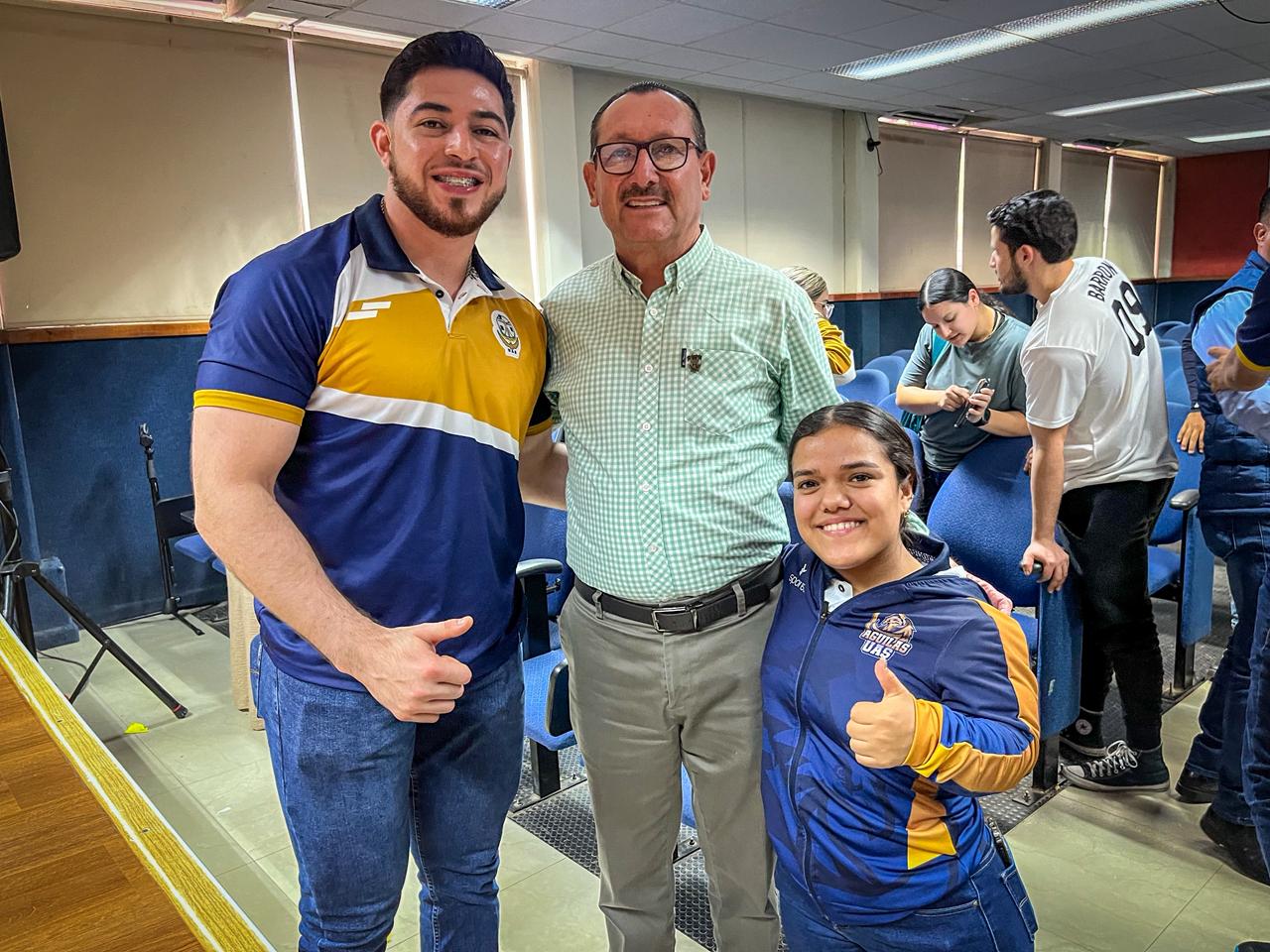 Entregan distinción a Luis Carlos López en Pauleth Mejía en Guasave