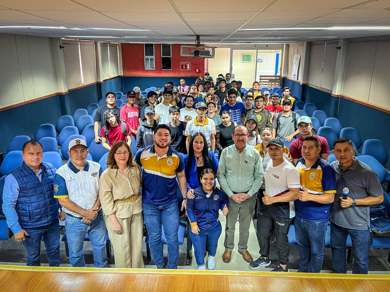 Entregan distinción a Luis Carlos López en Pauleth Mejía en Guasave