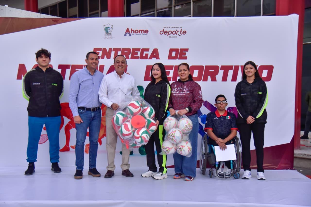 Entregan material deportivo a atletas en Los Mochis