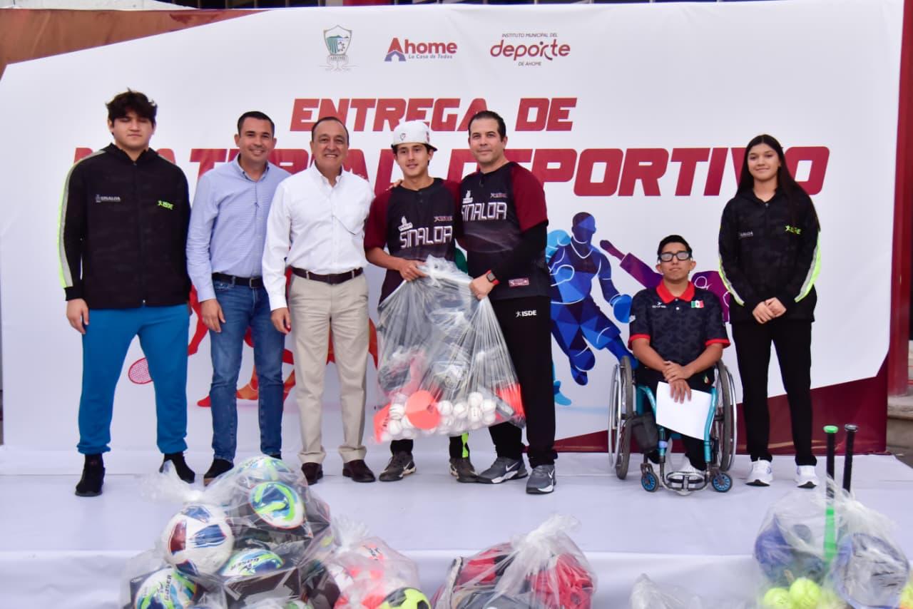 Entregan material deportivo a atletas en Los Mochis