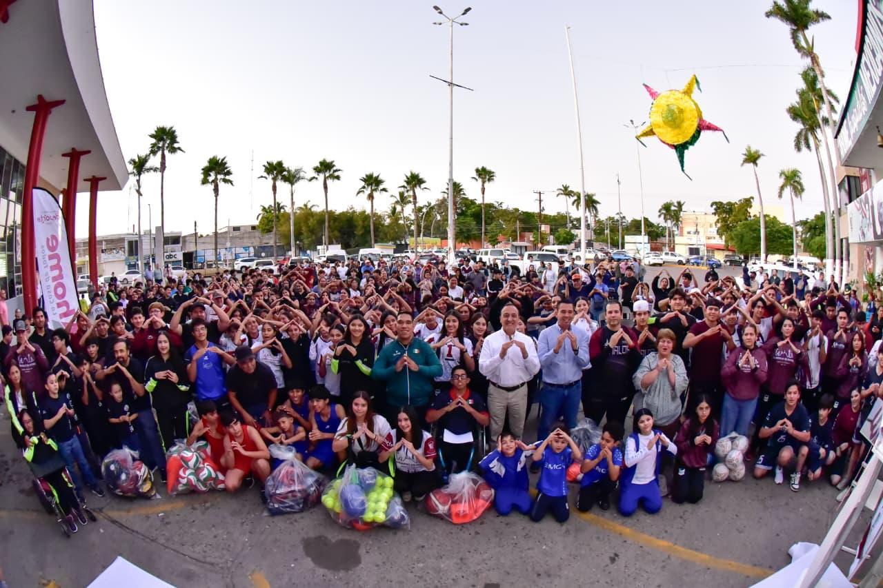 Entregan material deportivo a atletas en Los Mochis