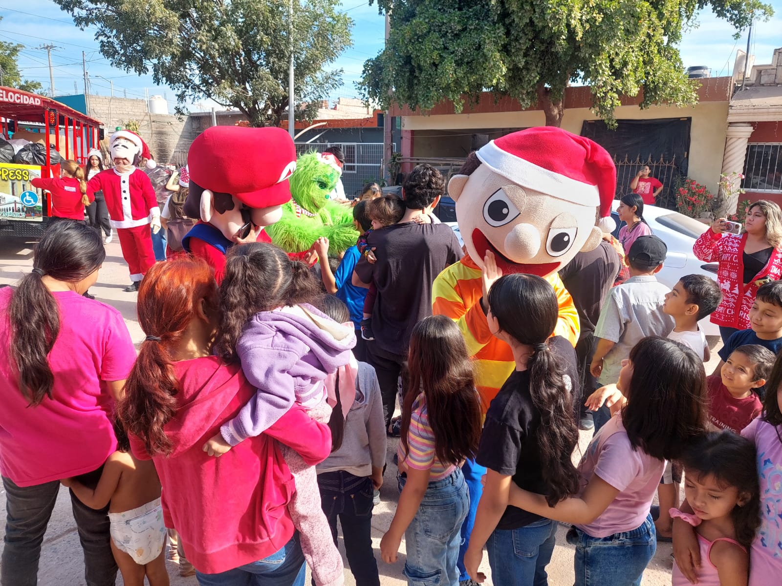 entregan juguetes a pequeños en salvador alvarado