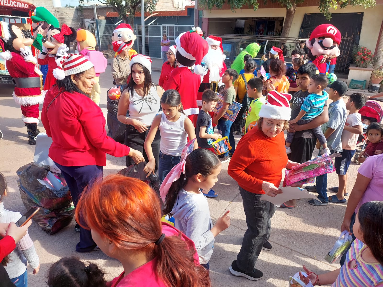 entregan juguetes a pequeños en salvador alvarado