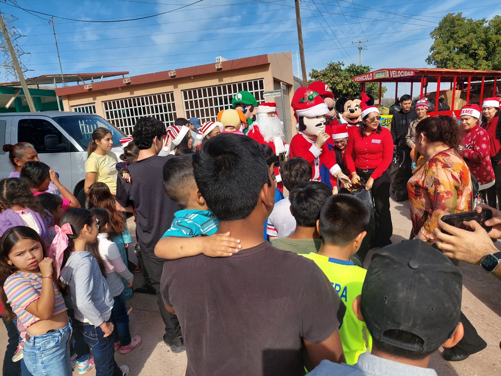 entregan juguetes a pequeños en salvador alvarado