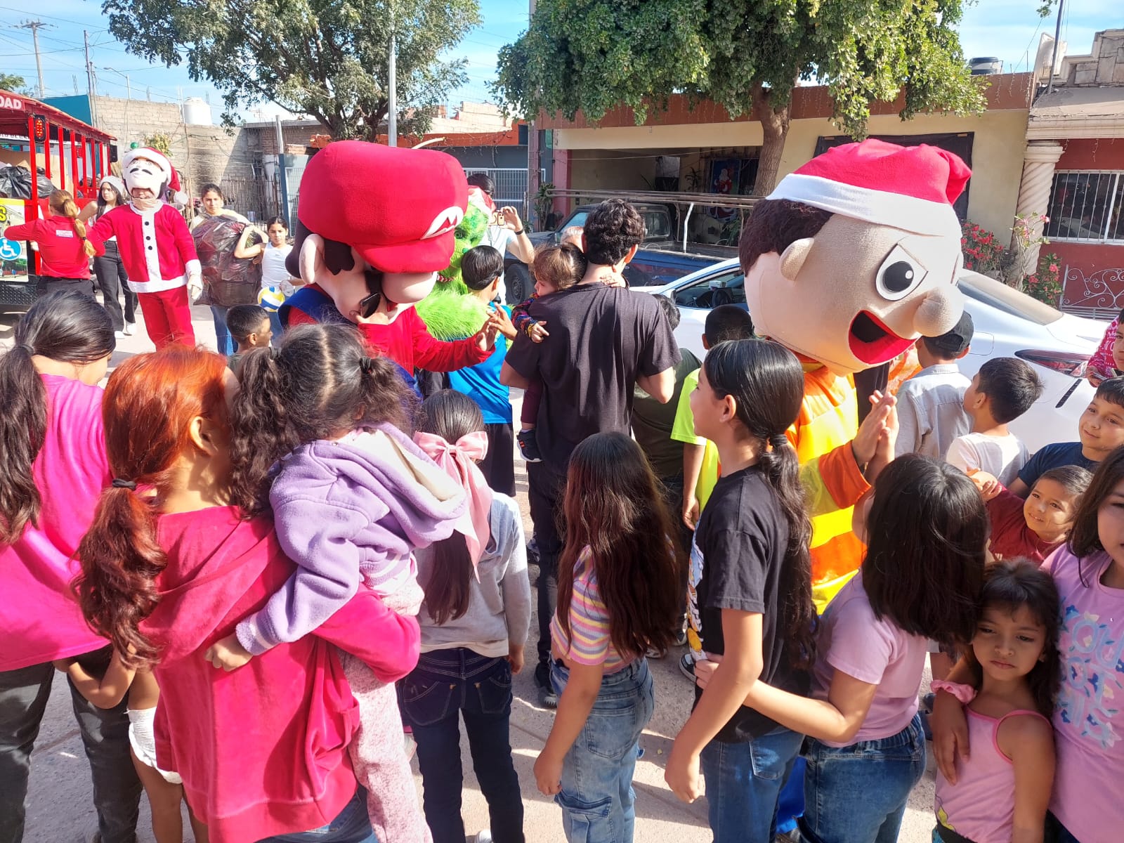 entregan juguetes a pequeños en salvador alvarado