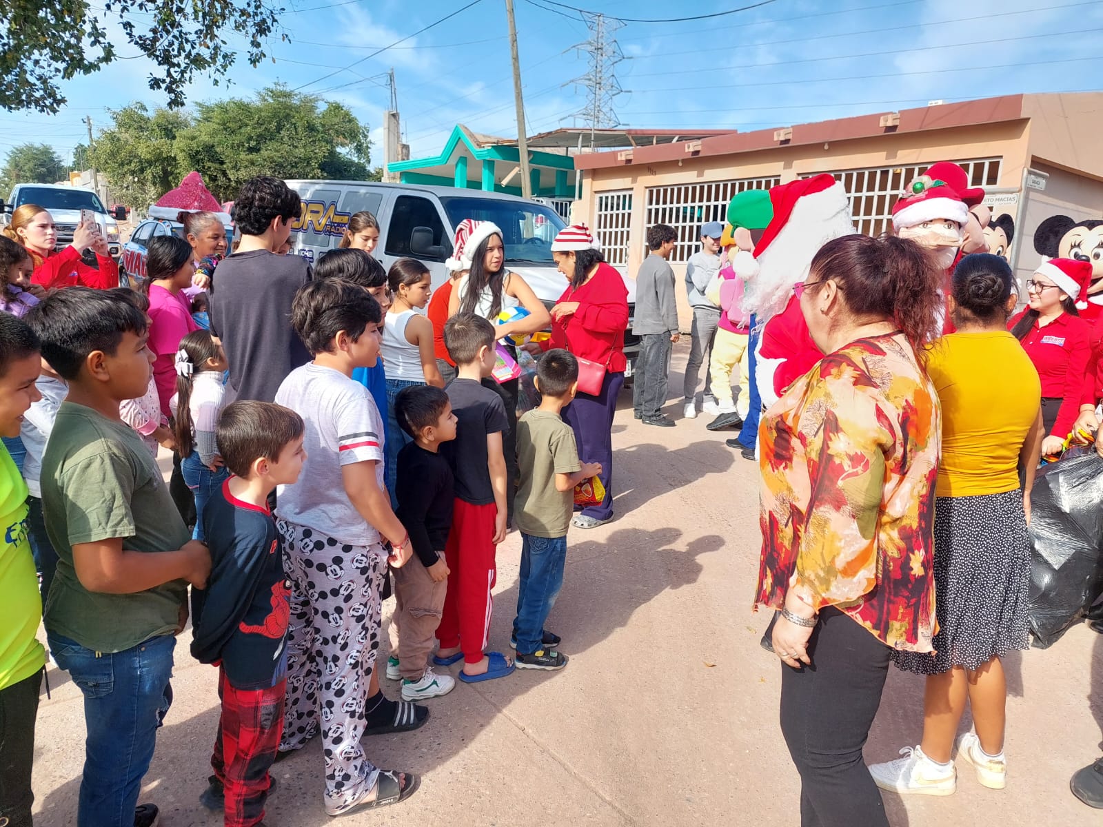 entregan juguetes a pequeños en salvador alvarado