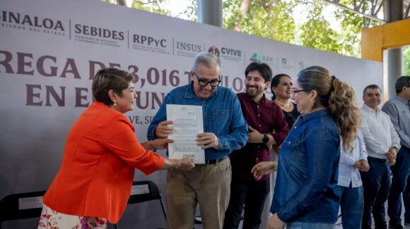 “Es su propiedad, es su herencia”: entregan más de 3 mil títulos de propiedad a familias de 42 comunidades en Guasave, Sinaloa