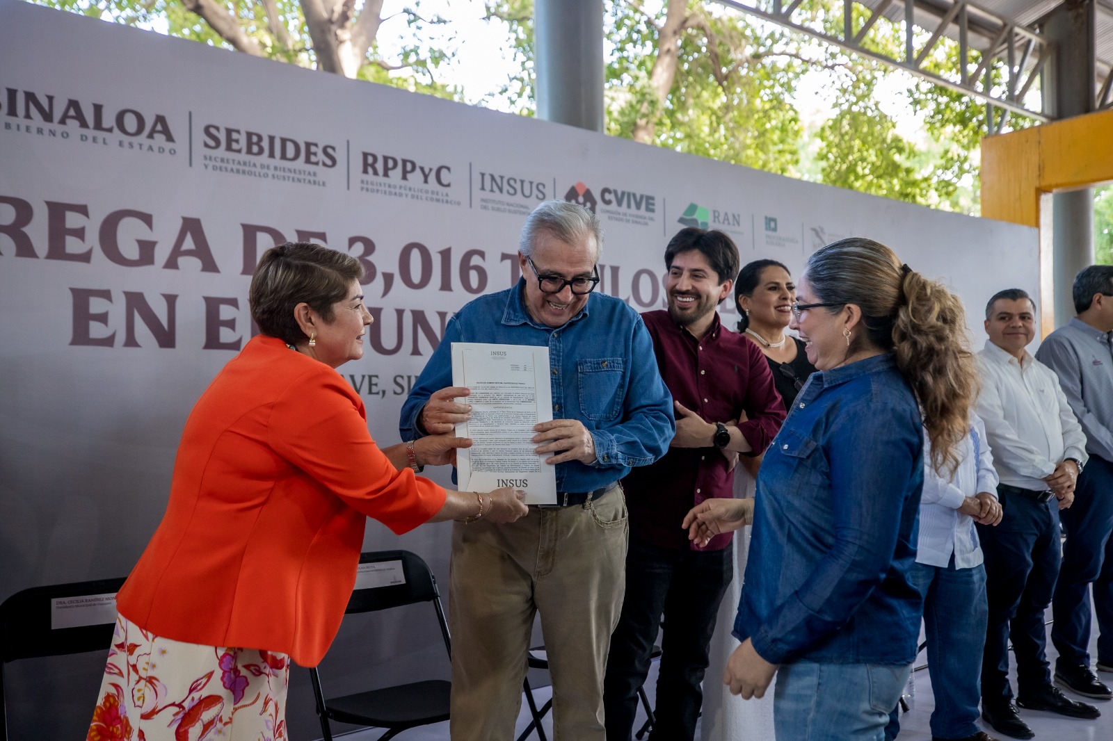 entregan mas de 3000 títulos de propiedad a familias de Guasave