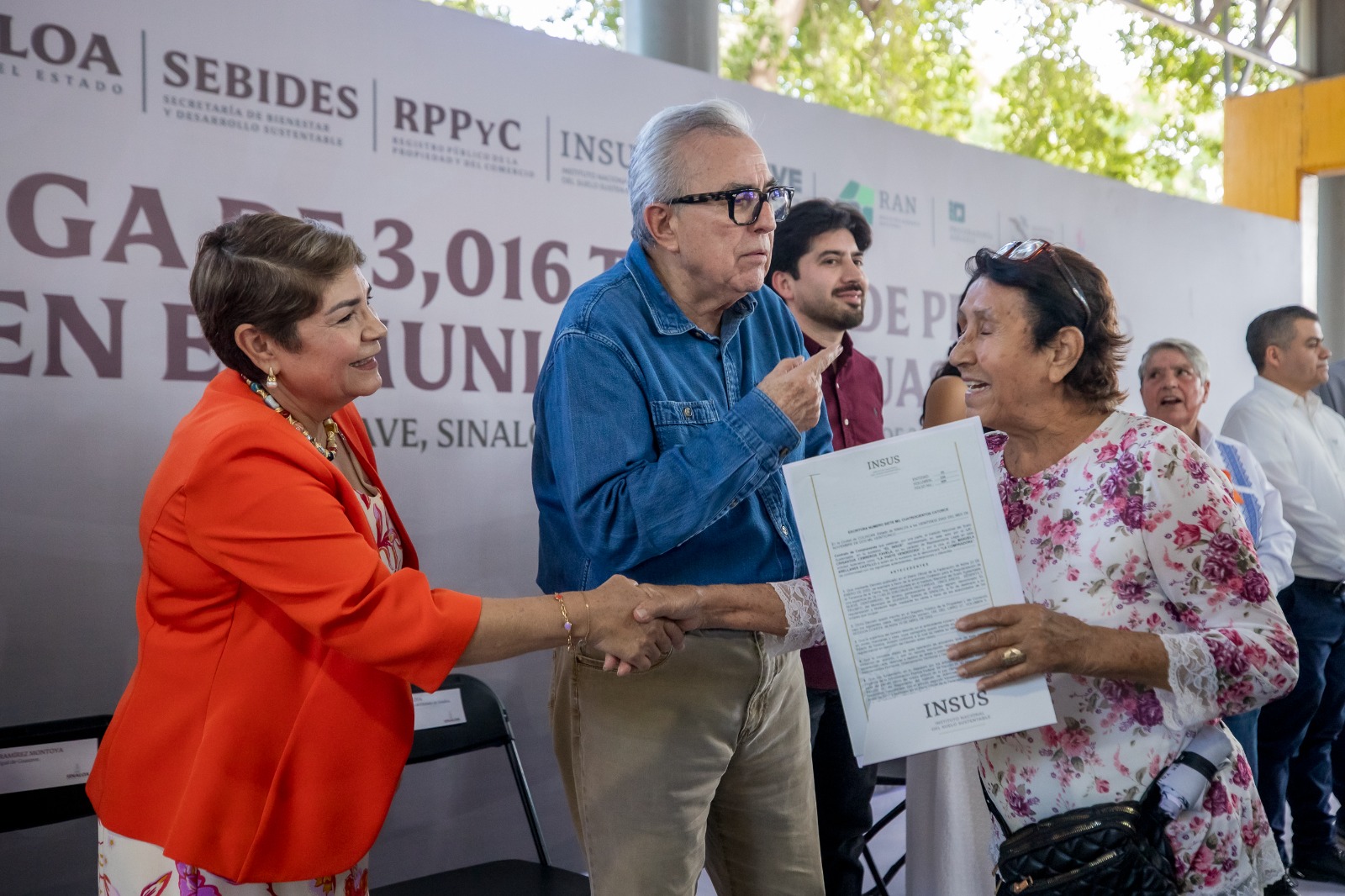 entregan mas de 3000 títulos de propiedad a familias de Guasave