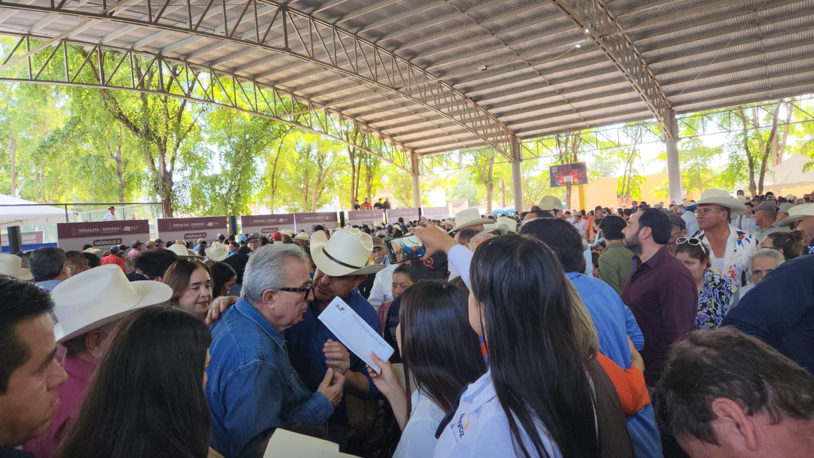 entregan mas de 3000 títulos de propiedad a familias de Guasave