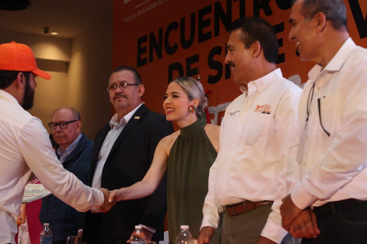 Estrella Palacios sostiene encuentro con el SNTE Joven en Mazatlán