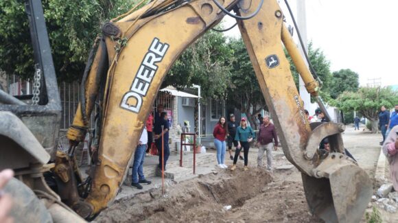 Supervisa Estrella Palacios obra de alcantarillado en el infonavit Jabalíes de Mazatlán, Sinaloa