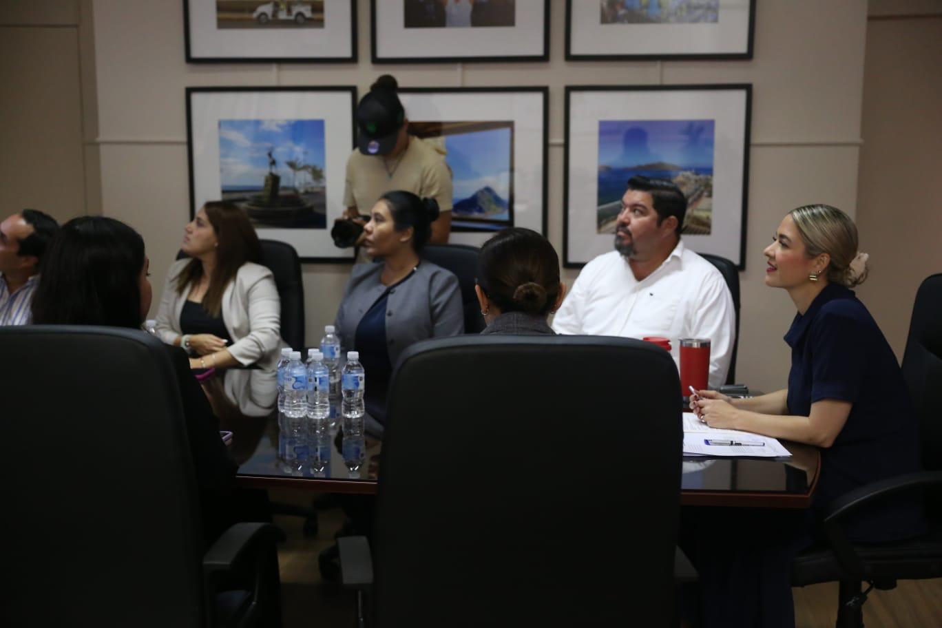 Estrella Palacios y Ejecutivos de Venta y Mercadotecnia de Mazatlán