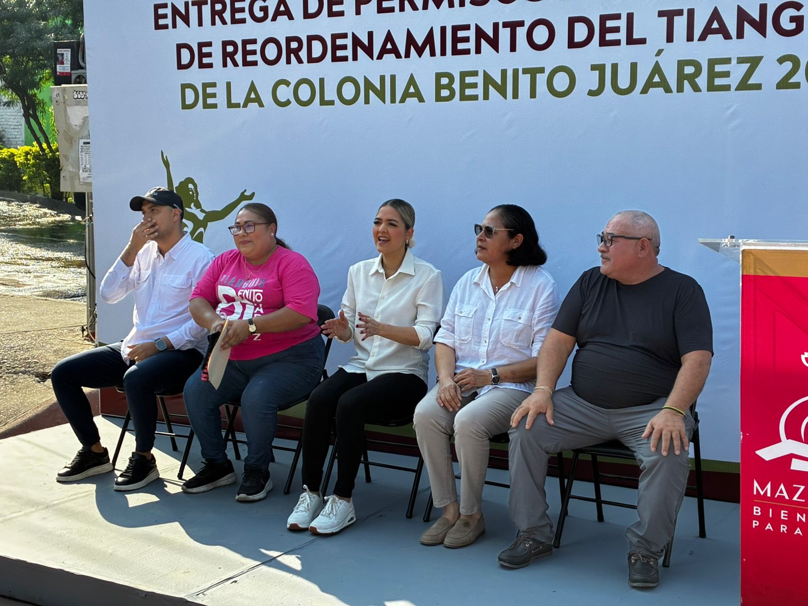 Entregan permisos a comerciantes del tianguis de la Benito Juárez en Mazatlán