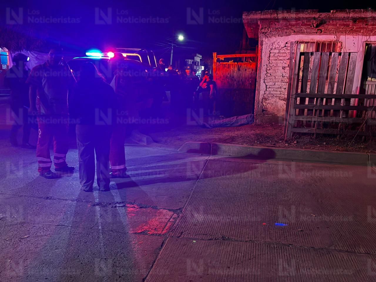 Autoridades resguardan el lugar donde un hombre fue asesinado en Los Mochis