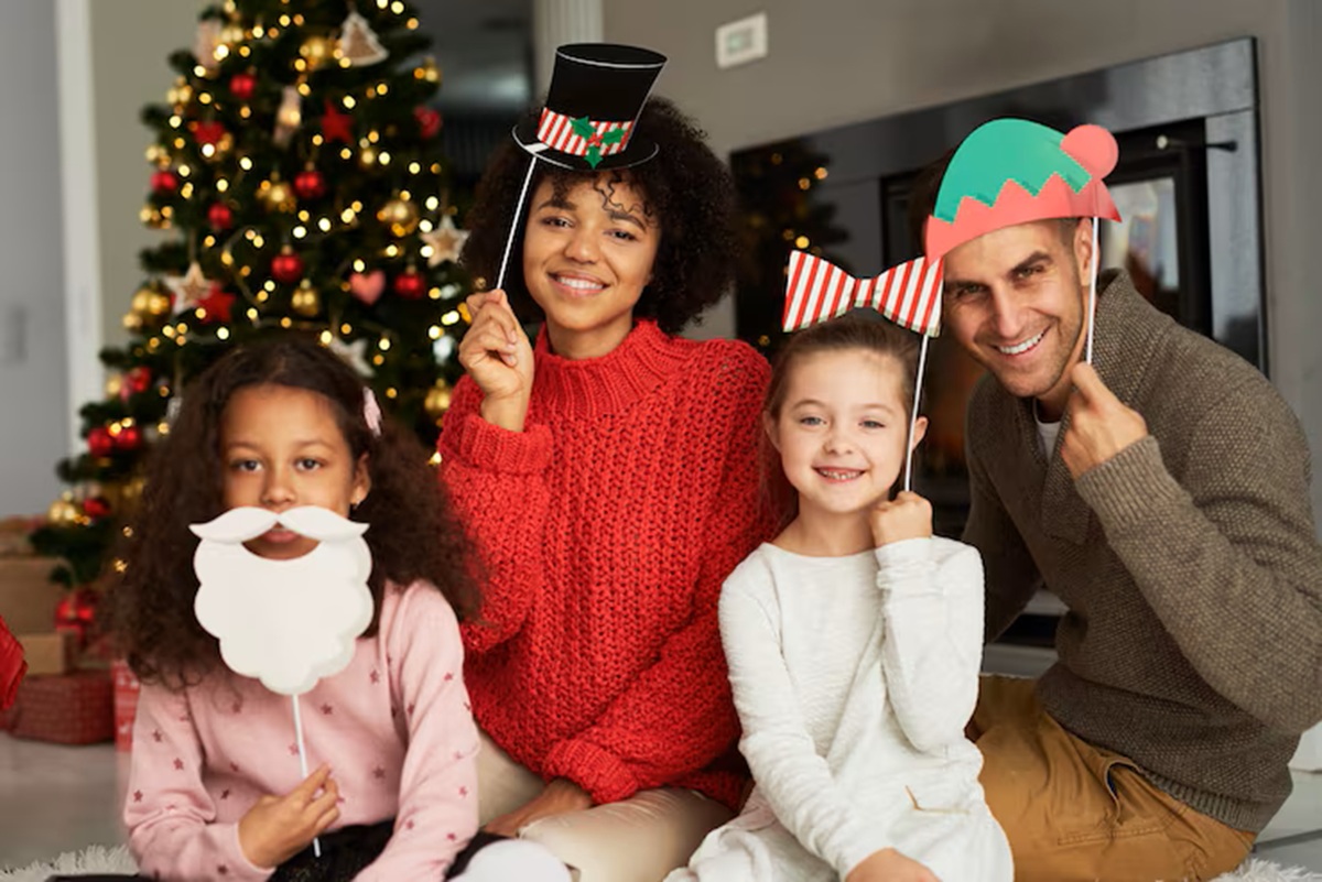 Familia en convivencia navideña