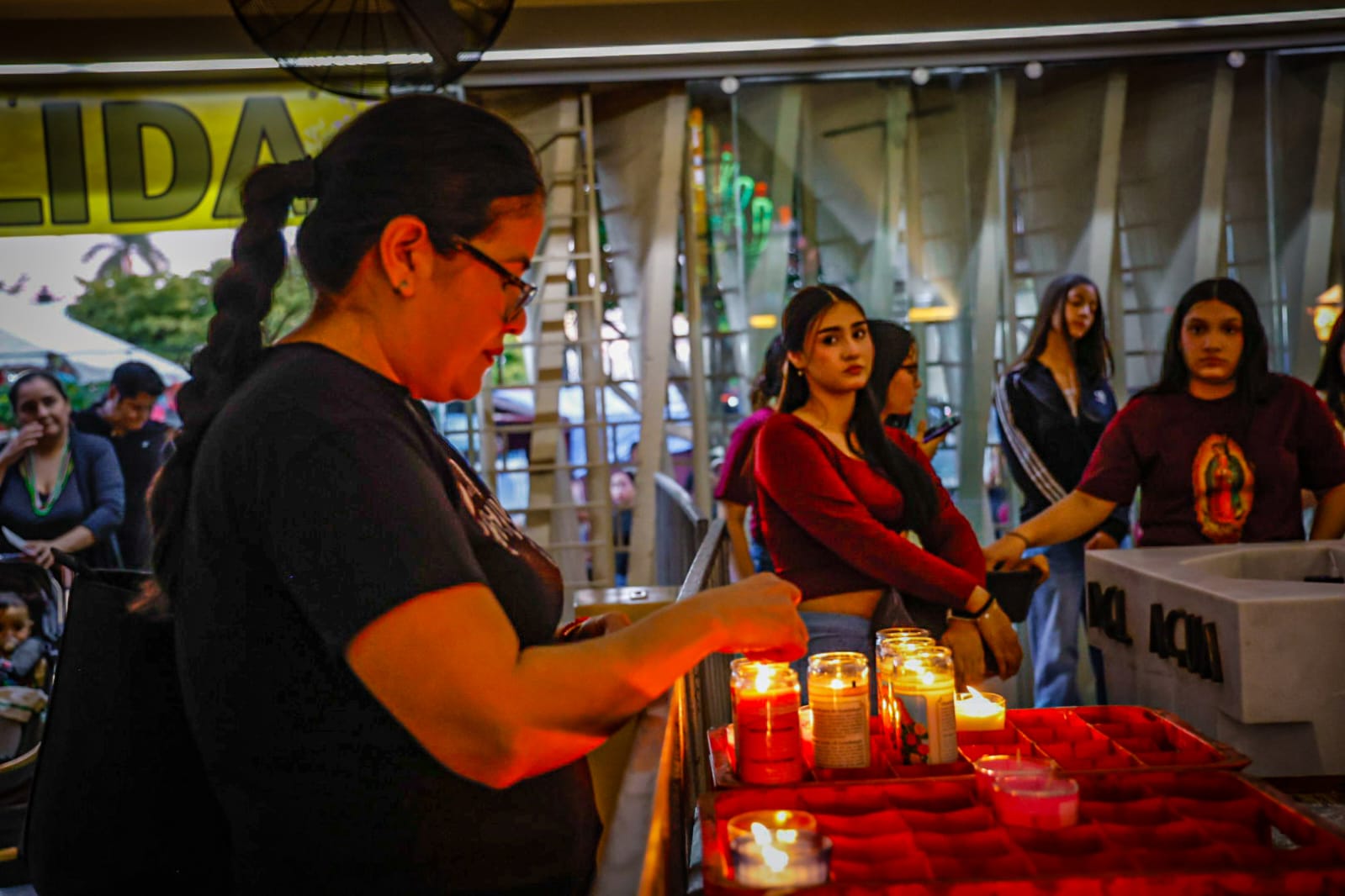 Cientos acuden a dar gracias a la Virgen de Guadalupe en la Lomita, en Culiacán