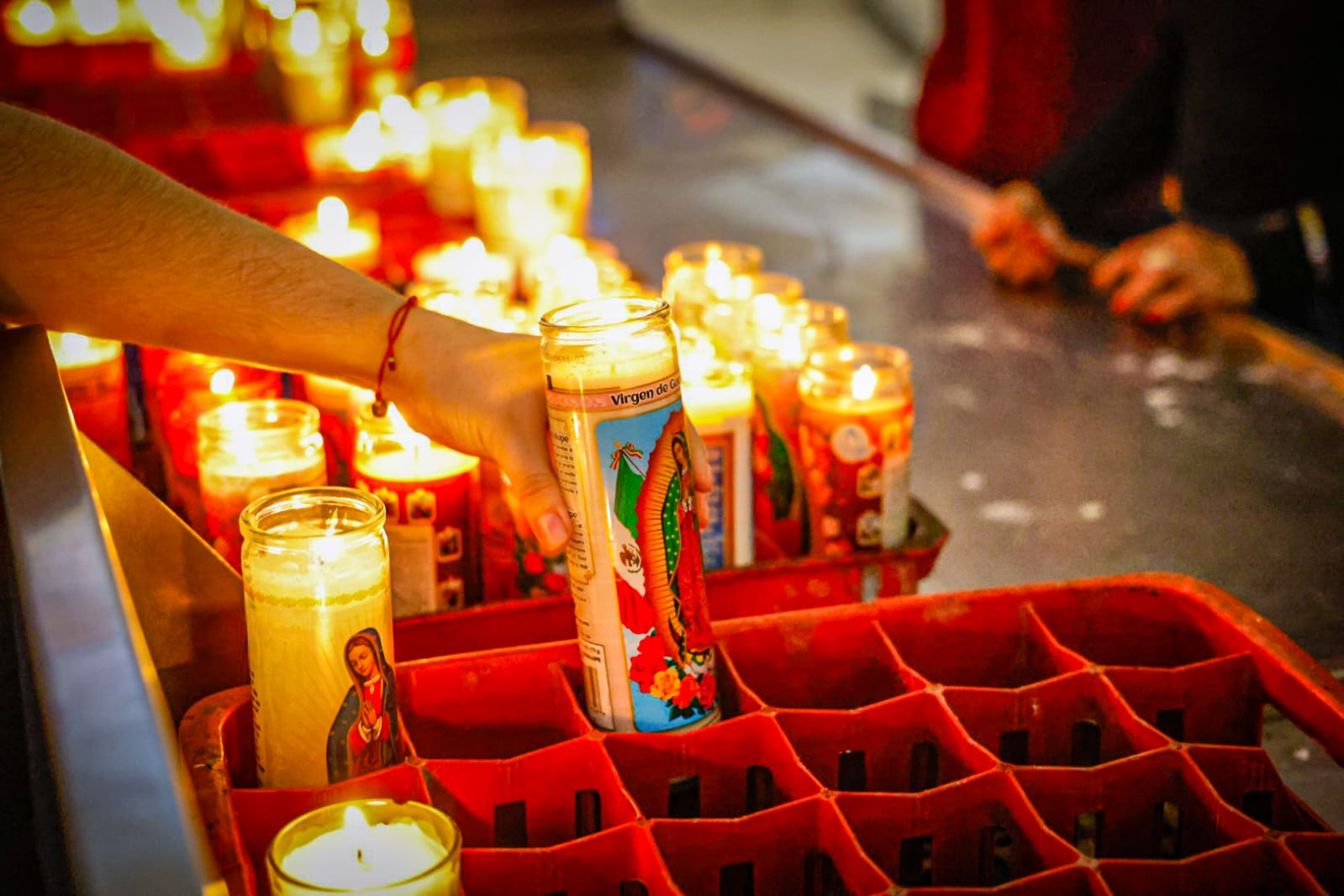 Creyentes dejan velas a la Virgen de Guadalupe en La Lomita