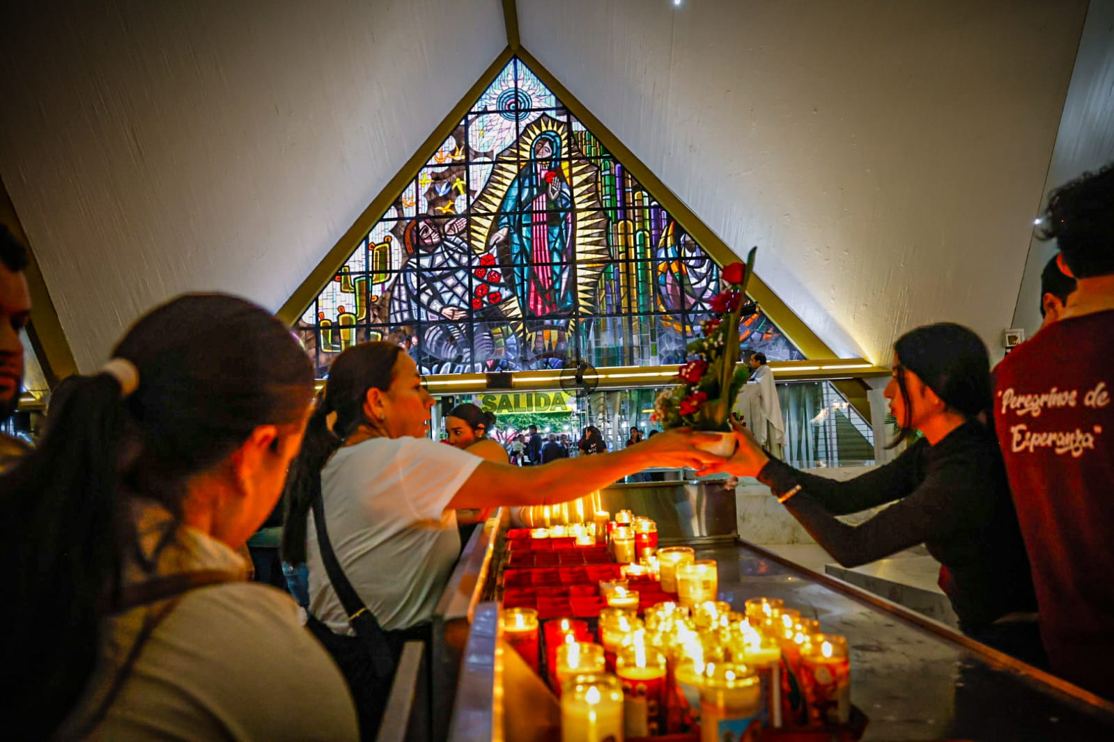 Cientos acuden a dar gracias a la Virgen de Guadalupe en la Lomita, en Culiacán