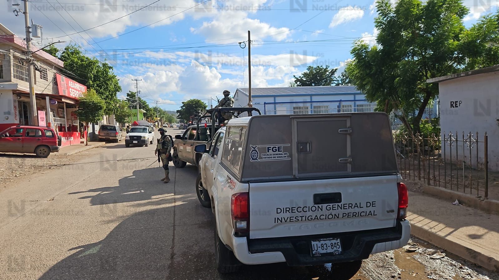 camioneta del Ejercito y unidad de la FGE